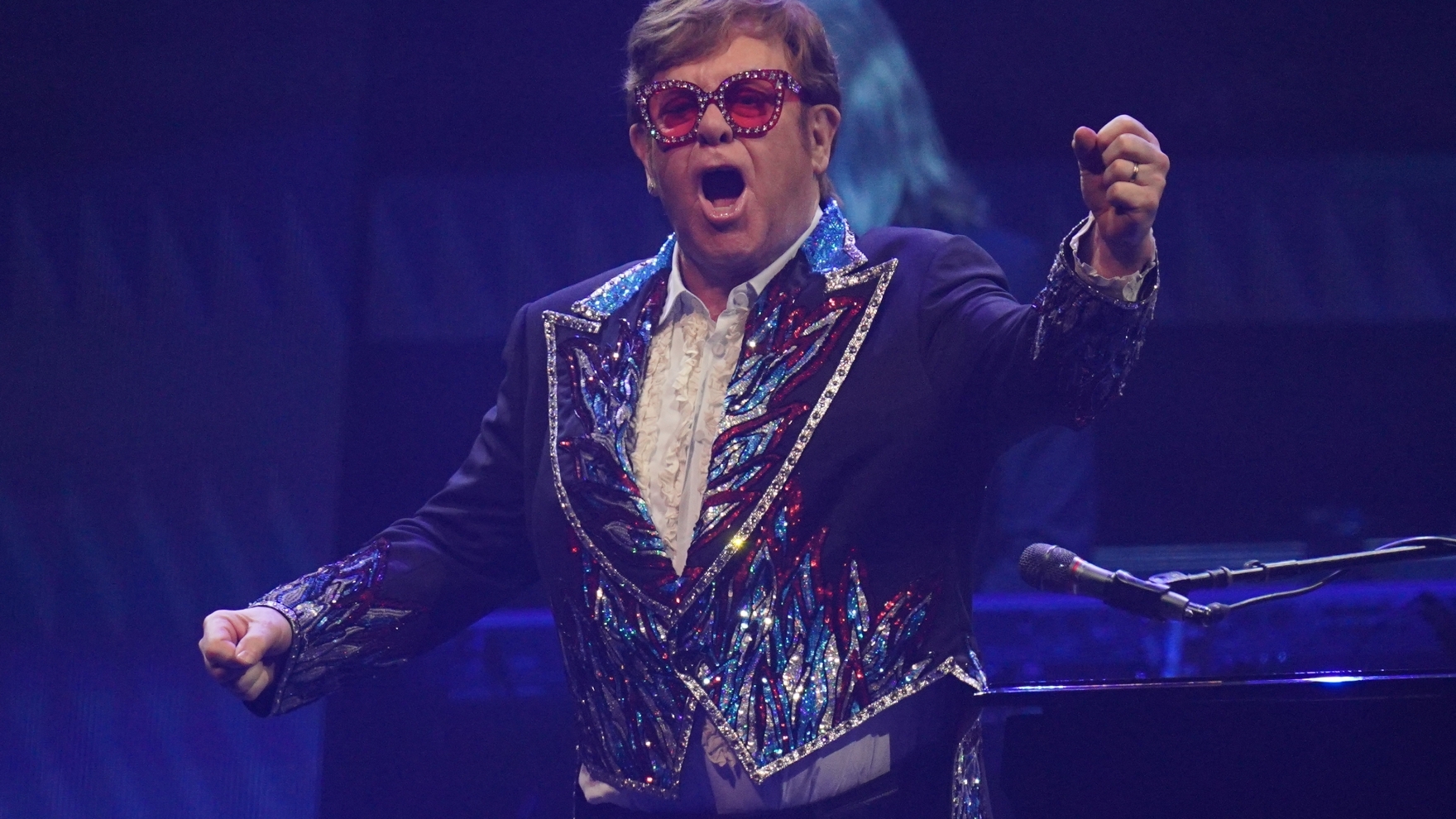 Elton John pissis keset luksusbutiiki pudelisse, kuid kiitis poe kujundust!  | Sky.ee